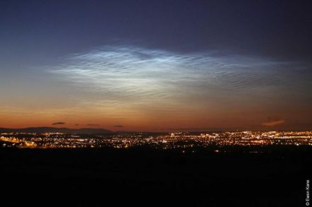 Les nuages nocturnes lumineux sont le plus souvent visibles au crépuscule, lorsque le Soleil se trouve entre 6 et 16 degrés sous l'horizon. C'est à ce moment que le ciel est assez foncé pour que les nuages apparaissent, ceux-ci étant encore éclairés par la lumière solaire en raison de leur altitude élevée.