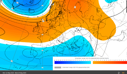 Prévision d'anomalies de niveau de pression à 500 hPa (5500 mètres d'altitude) pour la semaine du 22 au 29 mai 2023. Les zones oranges montrent des niveaux plus élevés que la climatologie moyenne alors que les zones en bleu montrent des niveaux de pression plus bas que la climatologie moyenne de la région.