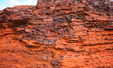 Strates géologiques riches en oxyde de fer de la région de Pilbara en Australie occidentale