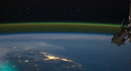 Lumière du ciel nocturne verdâtre, prise depuis la station spatiale internationale