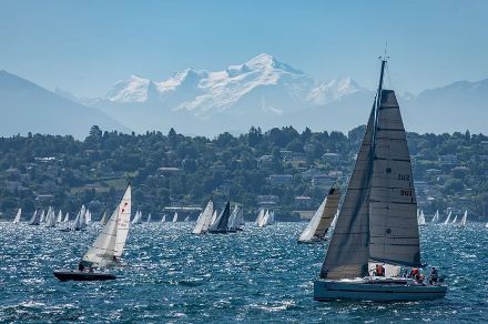 Forte bise au rendez-vous de la régate du Bol d'Or en 2017, photographiée peu après le départ depuis Bellevue, GE avec le Mont-Blanc en arrière plan.