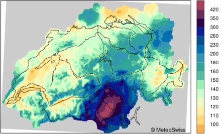 Quantités de précipitations en 24 heures [mm] avec une période de retour de 100 ans. Le Sud des Alpes, en particulier, se distingue parfois par des quantités importantes, supérieures à 300 mm. Les processus convectifs ont généralement une grande influence. Les processus convectifs sont également impliqués dans les quantités relativement importantes relevées le long des Préalpes orientales.