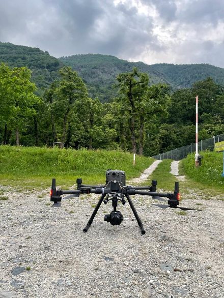 Immédiatement après la chute de grêle, ce drone survole le champ et prend des photos de la grêle. 