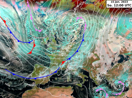 Image satellite et carte des pressions et de la position des fronts au sol le 15 janvier 2023 à 12 UTC. En bleu les fronts froids, en rouge les fronts chauds. Source : Climatebrowser@MétéoSuisse