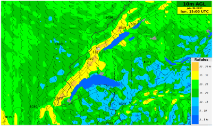 Rafales maximales attendues entre 12 et 15 UTC. Les rafales de nord-ouest sur le versant sud du Jura ressortent bien sur cette image, et correspondent à la zone d’accélération du Joran par gravité. Source : NinJo@MétéoSuisse