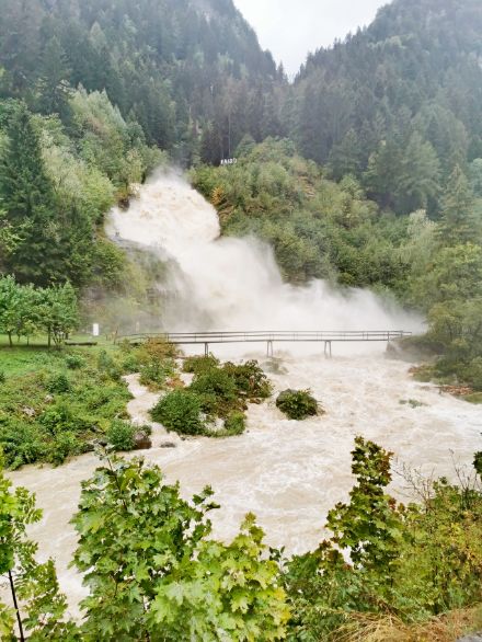 Fig. 5. Débordement de la cascade de Piumogna le 31.08.2020. La brume que l'on peut voir n'est pas le résultat d'un processus de condensation, mais plutôt le résultat d'un écoulement turbulent, d'un frottement et de la libération conséquente de petites gouttelettes d'eau dans l'air. Source : www.ti.ch