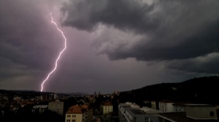 Éclair photographié à La Chaux-de-Fonds le mardi 11 juillet 2023.