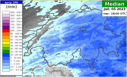 Médiane de COSMO-2E pour les cumuls de précipitations en 24 heures prévus pour le mercredi 5 juillet à 18 UTC. L’extrême nord et ouest de la Suisse ainsi que le Valais central restent en marge, ce qui signifie que pour ces régions plus de la moitié des membres donnent moins de 1 mm de pluie. Source : NinJo@MétéoSuisse