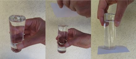 Expérimenter la pression atmosphérique avec une feuille et un verre d'eau