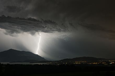 Décharge de foudre sur le Rigi de nuit.