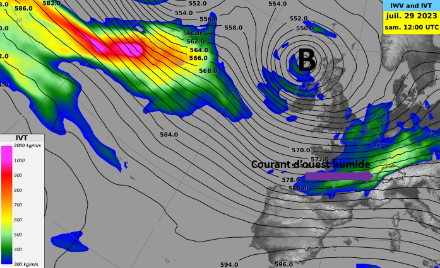 Figure 1 : hauteur du géopotentiel à 500 hPa (lignes noires) et transport de vapeur d’eau (plage de couleur) le 29 juillet à 12 UTC. Source : modèle IFS.