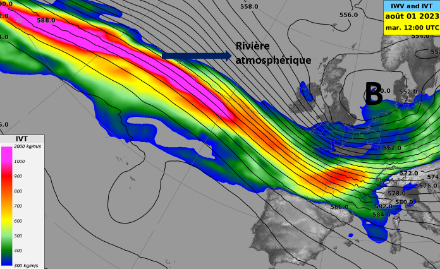 Figure 3 : hauteur du géopotentiel à 500 hPa (lignes noires) et transport de vapeur d’eau (plage de couleur) le 1er août à 12 UTC. Source : modèle IFS.