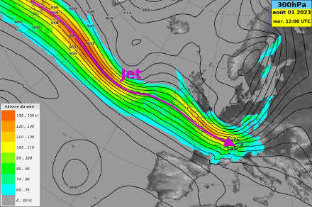 Figure 1 : courant jet sur l’Atlantique Nord et l’Europe de l’Ouest prévu pour 1er août 2023 à 12 UTC. Les lignes noires représentent la hauteur du géopotentiel à 300 hPa (cela peut être interprété comme la distribution de la pression vers 9500 m d’altitude). Plus les lignes noires sont serrées, plus le courant jet est fort. La plage de couleur représente la vitesse du courant jet en nœud (1 nœud ≈ 2 km/h). Attention à la projection de la carte qui est polaire : les latitudes sont courbées, la direction ouest n’est donc pas « tout droit à gauche », mais suit les courbes. Source : IFS