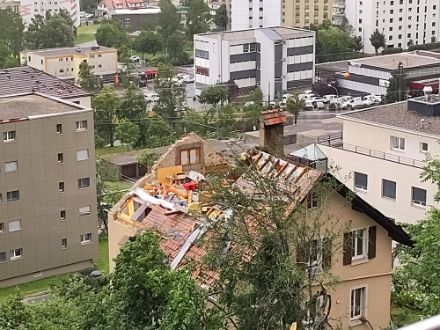 Toit arraché à La Chaux-de-Fonds, vers 11h30 locales ce lundi 24 juillet 2023. 