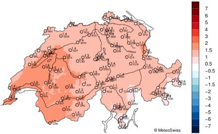 Le graphique montre la différence de la température moyenne mensuelle pour juillet 2023 par rapport à la norme 1991-2020 en Suisse sous forme de carte. Les écarts par rapport à la norme ont été un peu plus élevés en Suisse romande, c'est pourquoi cette région est colorée en rouge un peu plus foncé que le reste de la Suisse. Les valeurs les plus basses au sud des Alpes et en Engadine ont néanmoins été supérieures à la norme 1991-2020, c'est pourquoi elles sont également légèrement colorées en rouge.