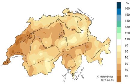 Carte de la Suisse montrant la répartition spatiale des sommes de précipitations en été 2023, en % de la norme 1991-2020