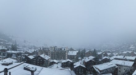  Le refroidissement par fortes précipitations a valu à Zermatt des chutes de neige par moments modérées lundi matin