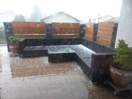 De la grêle sur une terrasse