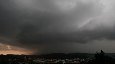 Typique des situations orageuses : à un endroit, il pleut des cordes et dans le village voisin, le temps reste sec. Il est impossible de prévoir exactement où la pluie torrentielle va tomber.