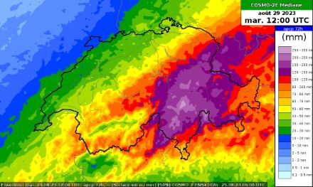 Carte des cumuls de précipitation sur 72 h du samedi 26 août midi au mardi 29 août midi selon le scénario médian du modèle COSMO-2E.
