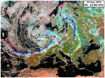Figure 1 : situation météorologique sur l’Europe le 2 août 2023 à 12 UTC (14 h en Suisse). Le fond de carte est une image satellite, le bleu représente des nuages dont le sommet atteint la haute troposphère (généralement associés à des précipitations), le blanc des nuages plus bas. Les lignes blanches représentent les isobares (labels en hectopascal), les basses pressions sont marquées d’un T (« Tief » en allemand) et les hautes pressions d’un H. Les lignes bleues représentent les front froids (triangles pointant dans le sens du déplacement), rouges les front chauds et violets les fronts occlus. Les chiffres représentent les températures mesurées aux stations en degré Celsius.