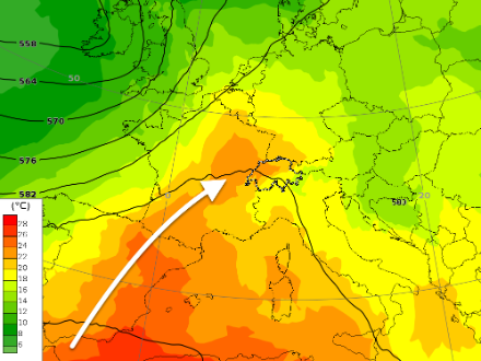 Température de l'air à 850 hPa (env. 1500 m au-dessus du niveau de la mer) sous forme de surfaces colorées et géopotentiel à 500 hPa (lignes noires) pour samedi prochain à 2 heures. La flèche blanche permet de schématiser l'origine de la masse d'air très chaude).
