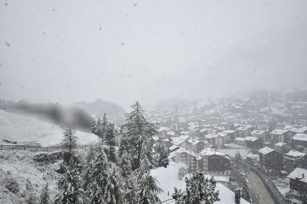 Webcam de l'hôtel Schönegg à Zermatt lundi 28 août 2023 vers midi. Jeudi dernier le 24 août, le thermomètre de notre station de Zermatt mesurait encore 31.2 °C. 