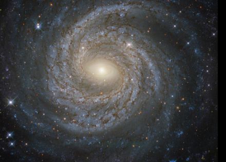 NGC 6814, galaxie spirale située dans la constellation de l’Aigle à 75 millions d’années lumières de la Terre, capturée par le télescope spatial Hubble. Cette galaxie abriterait un trou noir d’une masse équivalente à 18 millions de fois notre soleil. Source : ESA/Hubble @ NASA