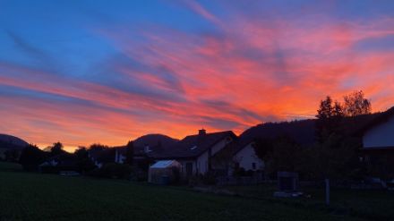Môtiers, val de Travers, Jura neuchâtelois, cirrus spissatus homogenitus, 03.09.23, 20h30