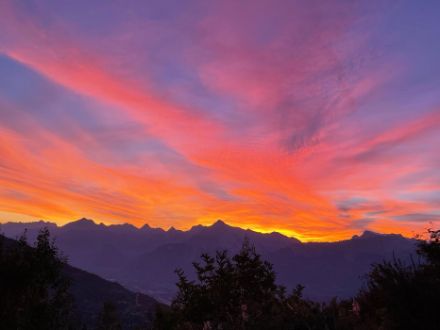Vernamiège (VS), 03.09.23, 20h20, cirrus spissatus homogenitus lissé par les forts vents d'altitude, et peut-être de l'Altocumulus lenticulaire, plus bas et encore doré
