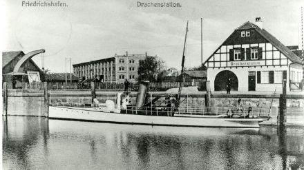 La station de cerf-volant de Friedrichshafen, au bord du lac de Constance. Au premier plan, le bateau de lancement des cerfs-volants, le GNA