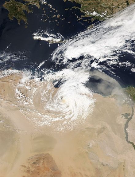 Image satellite de la tempête Daniel en train de s'affaiblir au-dessus de l'Égypte. Un nuage de sable est clairement visible, entraîné par les forts vents au-dessus des eaux de la Méditerranée.