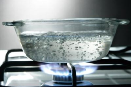De même que le glaçon ne se réchauffe pas lorsqu’il fond, l’eau bouillante ne se réchauffe plus lorsqu’elle a atteint son point d’ébullition (elle reste à 100 °C au niveau de la mer). La totalité de la chaleur transmise sert à briser le lien qui retenait entre elles les molécules d’eau dans le liquide. L’énergie nécessaire pour briser ce lien est environ 8 fois plus grande que l’énergie utilisée pour briser le réseau cristallin de la glace. La totalité de l’énergie fournie pour évaporer l’eau sera désormais stockée sous forme de chaleur latente dans les molécules de vapeur d’eau.