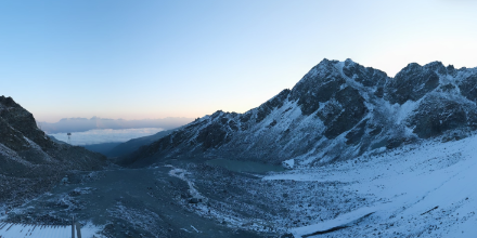 Ambiance froide au col des Gentianes ce dimanche matin au lever du jour. Un lambeau de stratus est visible au loin sur la plaine du Rhône.
