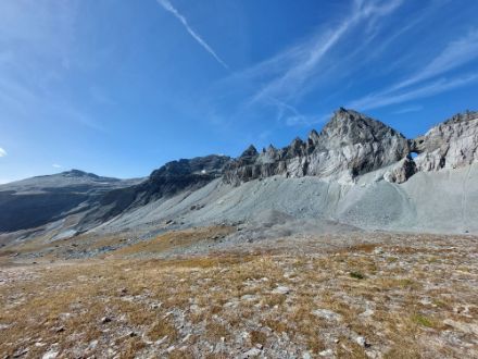 Vue sur les Tschingelhörner et le célèbre Martinsloch, près de Flims dans les Grisons. On distingue bien ici le chevauchement de Glaris cher aux géologues. La roche supérieure, plus sombre, a un âge d'environ 260 à 300 millions d'années, la roche sous-jacente, plus claire, de "seulement" 35 à 50 millions d'années. 