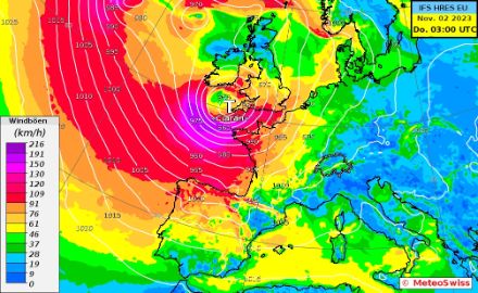 Position prévue de «Ciarán» jeudi matin. La Bretagne et le sud de l'Angleterre sont dans la zone de vents tempétueux de "Ciarán". Le graphique montre les rafales maximales ainsi que les isobares. Modèle : IFS CTRL