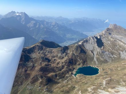 En montée à bord d’un planeur dans une forte ascendance thermique vers 3500 m d’altitude en face sud du Grand Chavalard, le 8 octobre 2023. 