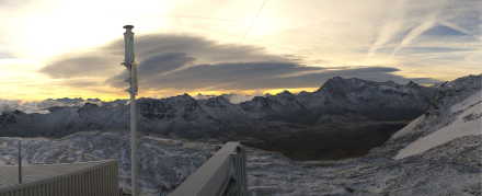 Nuages en forme de lentilles sous le vent des Alpes françaises le 15.10.2023 vers 9h, vu depuis Tignes.