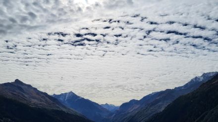 Une couche nuageuse observée bien au-dessus des sommets des Alpes valaisannes ce lundi midi. 