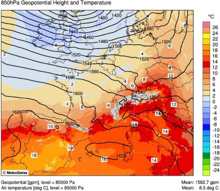 Carte de température "sèche" à 850hPa. Le passage de l'air chaud en rouge à l'air froid en bleu clair semble peu tranché et il ne s'agit pas d'un problème d'échelle de couleurs.