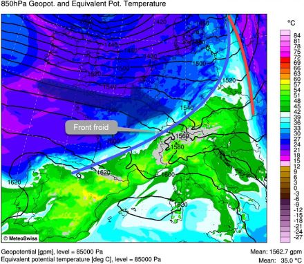 Carte de température potentielle équivalente à 850hPa. Ici, par rapport à la carte précédente, le passage de l'air chaud à l'air froid apparait nettement plus tranché. La libération de la chaleur latente par condensation de la vapeur d'eau a avantagé l'air chaud riche en humidité.
