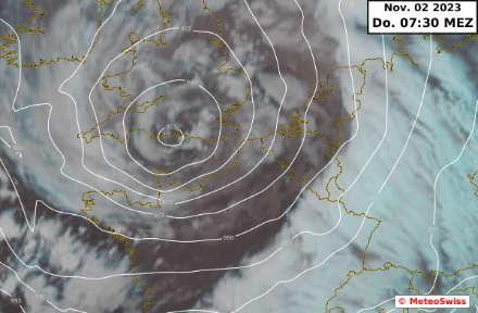 Le centre de Ciarán jeudi matin 02.11.2023 sur le sud de l'Angleterre. Les courbes blanches sont les isobares, lignes qui relient les points où la pression atmosphérique est identique.