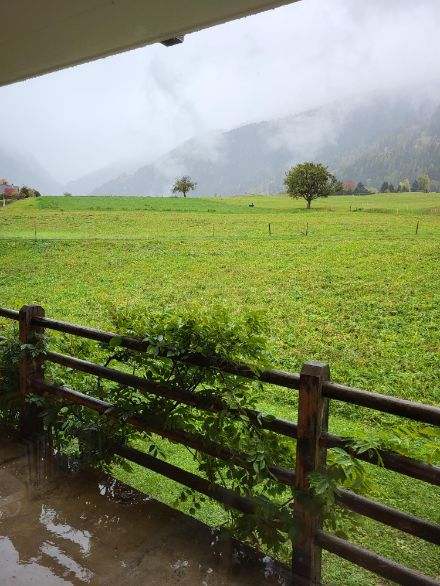 Nuages et précipitations sous la perturbation qui sévit ce jeudi 02.11.2023 après-midi sur l'ouest des Alpes, à Versegères (VS).