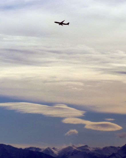Courant de foehn se développant au-dessus des Alpes samedi matin, vu depuis l'aéroport de Zurich.