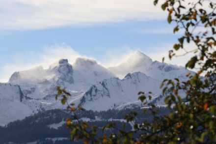 Les vents forts à tempétueux en altitude déplacent la neige fraîche encore meuble entre le Chaiserstock, le Chronenstock et le Blüemberg (SZ).
