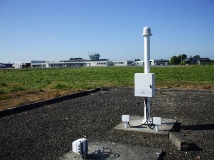 Les capteurs de détection de foudre doivent être installés dans des espaces ouverts et sans obstacles