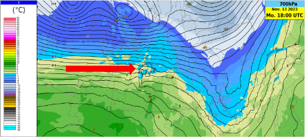 Température (°C, zones colorées) et géopotentiel (hm, isolignes noires) à 700 hPa (env. 3000 m au-dessus du niveau de la mer) le lundi 13 novembre à 18 UTC. Les vents d'ouest (flèche rouge) amènent de l'air doux et humide vers les Alpes. Même à environ 3000 mètres d'altitude, les températures dans les Alpes suisses sont à peine inférieures à l'isotherme 0°C..
