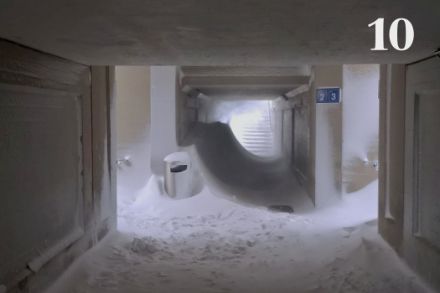 Congère de neige dans le passage sous-voies de la gare de Bex (VD) le 10 décembre 2017.