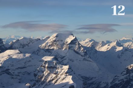 Vue depuis le nord sur le Tödi (3612 m, GL) le 28 décembre 2022. Des altocumulus lenticularis se sont formés au-dessus du sommet. Photo: D. Gerstgrasser