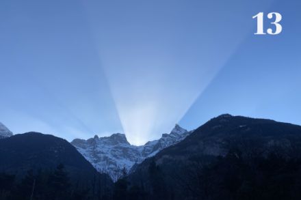 Rayon crépusculaire sur l’est des Dents du Midi (VS) capturé depuis la plaine du Rhône entre Lavey et Evionnaz. Photo : Aude Untersee